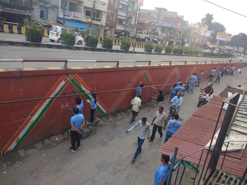 Pahal_Meerut's tweet photo. This sunday spot was under Kankarkheda flyover near 510 Base workshop in #Meerut Cantt. The Bahubalis (spade team) cleared the garbage and Rangeele (coloring team) painted the ugly walls. Locals were sensitised about the importance of cleanliness.
#MyCleanIndia #SwachhBharat https://t.co/tJYcBuscUH