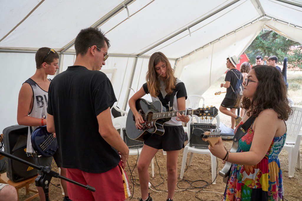 RockCampES's tweet photo. Ya está aquí la #MiddleJam del turno #RockCamp115 y sabemos que va a ser un auténtico espectáculo 🤩Ya están pulidos hasta los últimos detalles, ¡pero no podemos parar de ensayar!🔄 https://t.co/Ke8rwhfns3