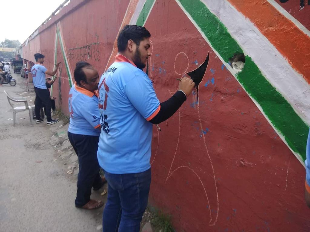 Pahal_Meerut's tweet photo. This sunday spot was under Kankarkheda flyover near 510 Base workshop in #Meerut Cantt. The Bahubalis (spade team) cleared the garbage and Rangeele (coloring team) painted the ugly walls. Locals were sensitised about the importance of cleanliness.
#MyCleanIndia #SwachhBharat https://t.co/tJYcBuscUH