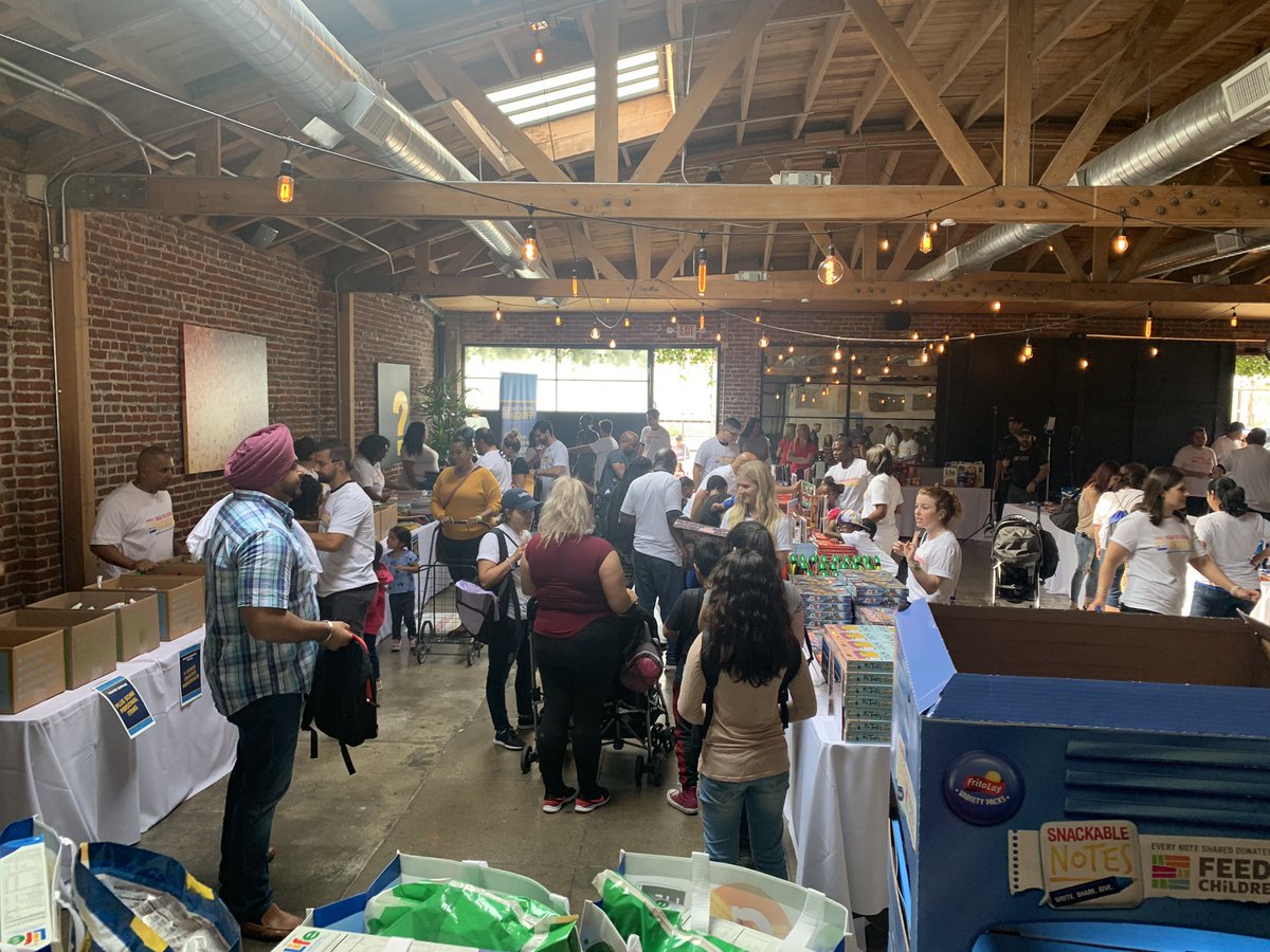 _HollyJMitchell's tweet photo. .@feedthechildren in partnership w/ @paralosninosorg were in SD 30, kicking off their annual Back-to-School backpack & food giveaway. TY @Fritolay @PepsiCo @myfood4less for your generosity & commitment to our children. #snackablenotes Special guest Marcus Scribner, #Blackish show https://t.co/3fKBczfnyQ