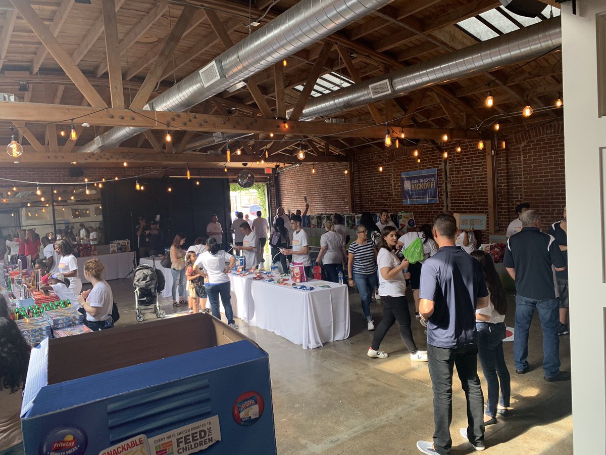 _HollyJMitchell's tweet photo. .@feedthechildren in partnership w/ @paralosninosorg were in SD 30, kicking off their annual Back-to-School backpack & food giveaway. TY @Fritolay @PepsiCo @myfood4less for your generosity & commitment to our children. #snackablenotes Special guest Marcus Scribner, #Blackish show https://t.co/3fKBczfnyQ