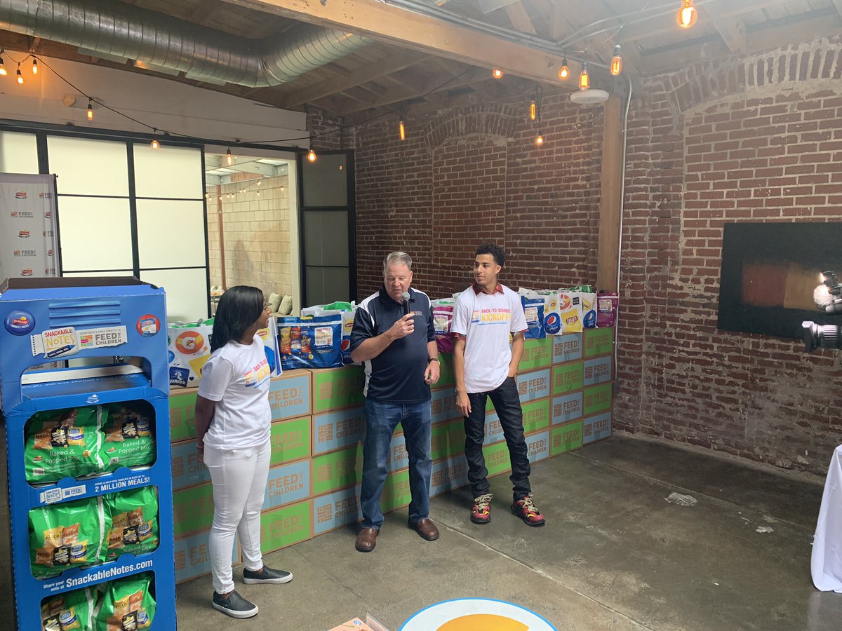 _HollyJMitchell's tweet photo. .@feedthechildren in partnership w/ @paralosninosorg were in SD 30, kicking off their annual Back-to-School backpack & food giveaway. TY @Fritolay @PepsiCo @myfood4less for your generosity & commitment to our children. #snackablenotes Special guest Marcus Scribner, #Blackish show https://t.co/3fKBczfnyQ