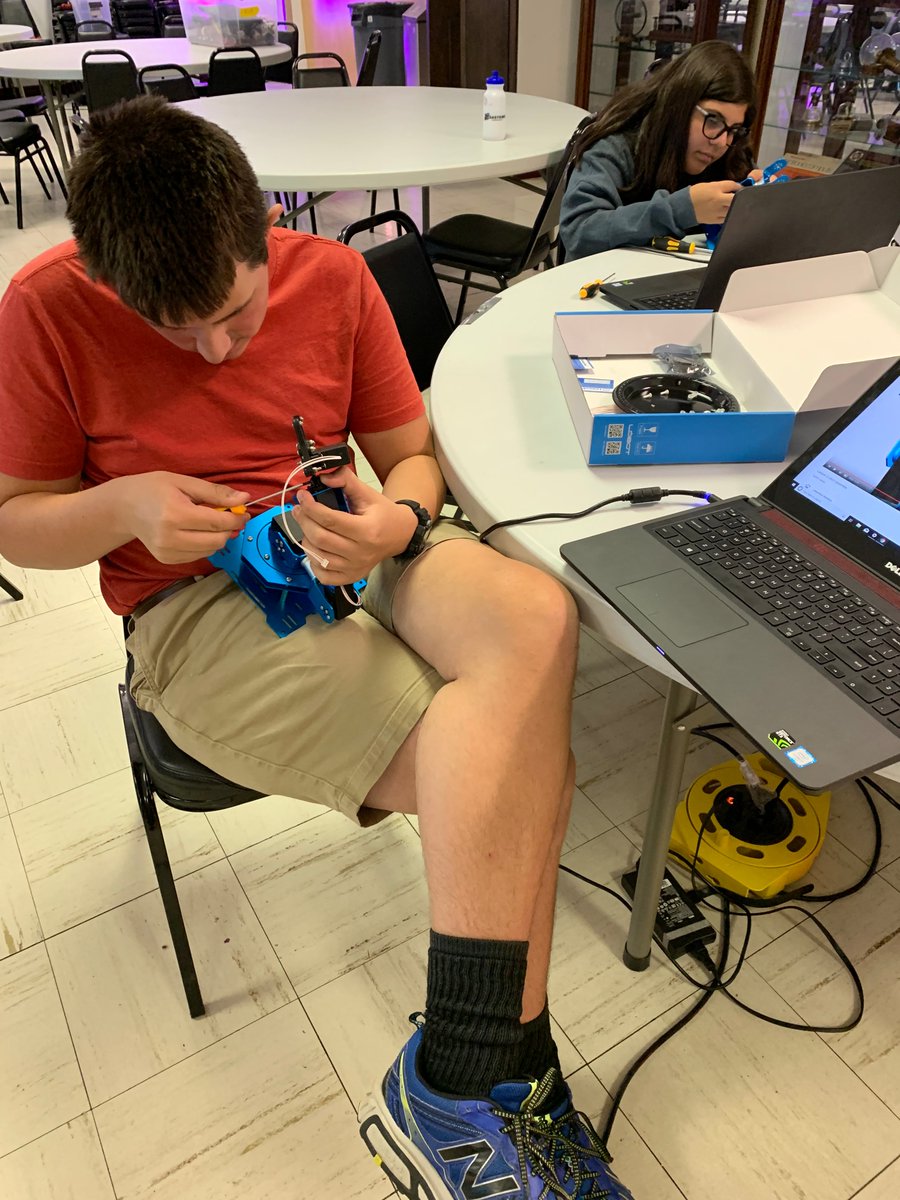TheRealGeekbus's tweet photo. Another post of one of SASTEMIC's camps. Campers learned about engineering (design and build), to program with different coding programs and the use of different robots and diverse careers. Also, thank you to Mr. Garza, CEO of RECKON for helping us to teach robotics camp. https://t.co/iluA4JFXHB