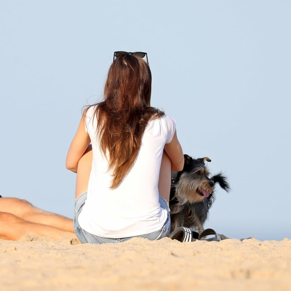 dakoholics's tweet photo. August 5: #DakotaJohnson was spotted at the beach in The Hamptons, New York. 

Via: POPSUGAR https://t.co/tNbvZzL8hw