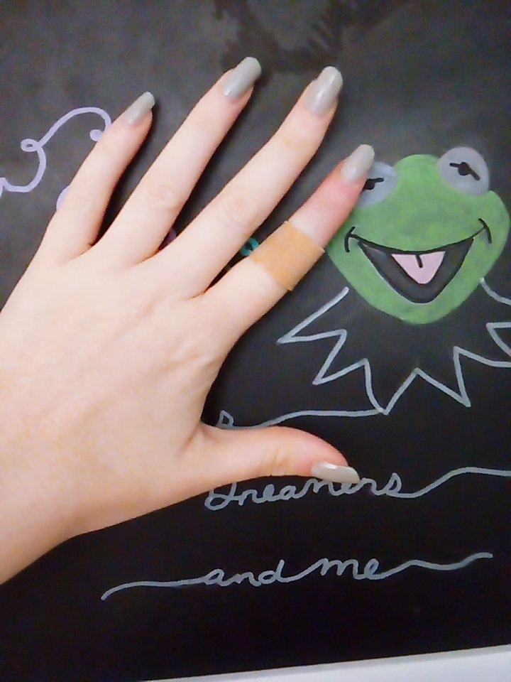 PookiitheBear's tweet photo. Woops, the knife slipped. Hand model status ruined. #myrealnails #myrealfails https://t.co/J6XbLbQlDT