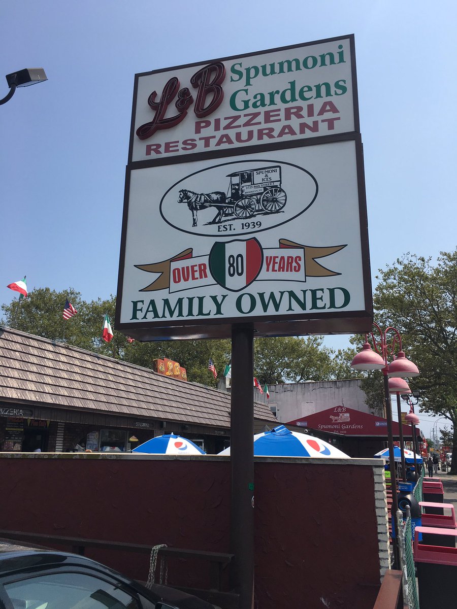 Mezikenyc's tweet photo. 🍕 lunch + meeting in South #Brooklyn = @Spumonigardens #Over80Years! https://t.co/tlSIWapaaz