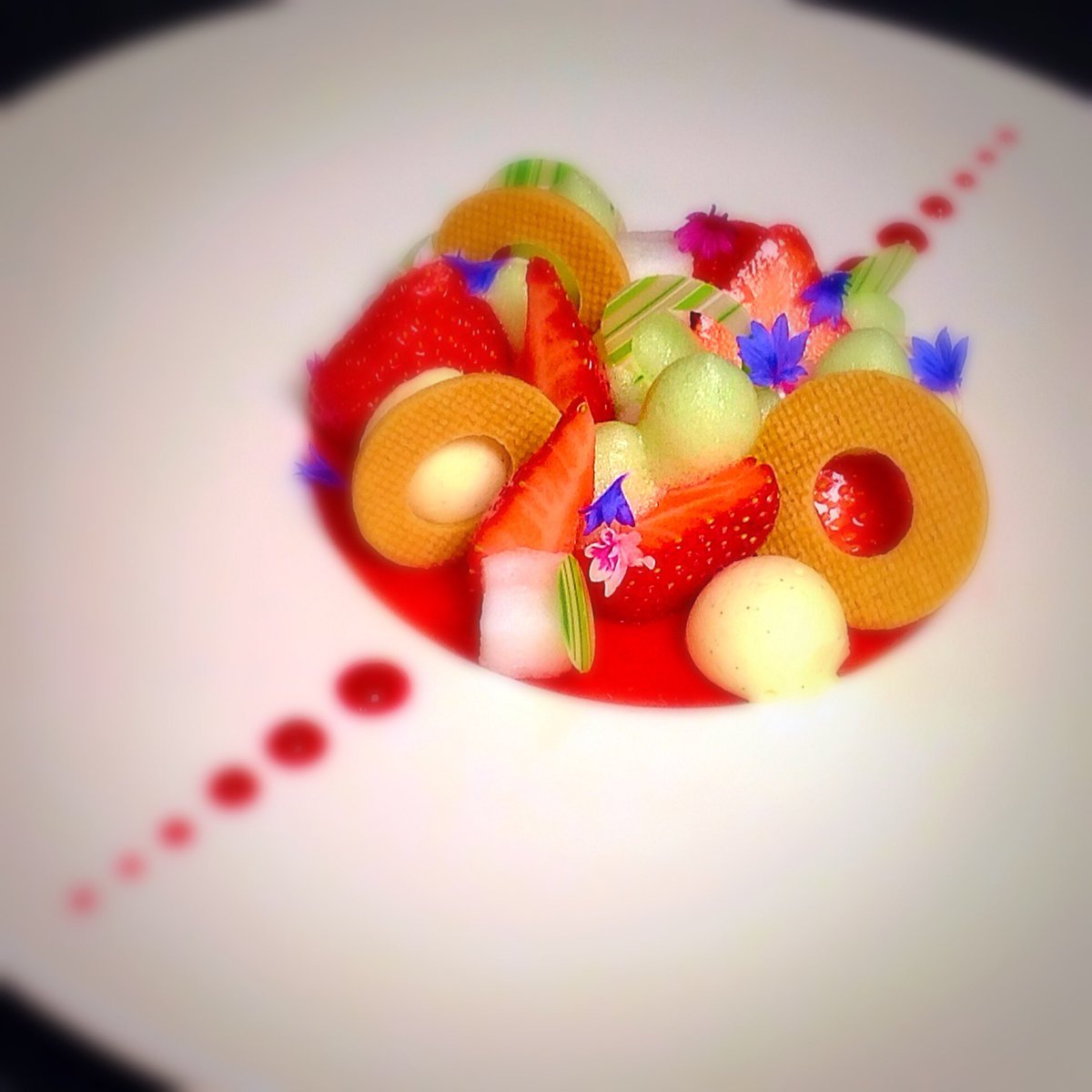 cherish_finden's tweet photo. The beauty of strawberry #likeitsimple #likeittasty #strawberry #summer #dessert #refreshing #similing #happy https://t.co/MICKUagsUM