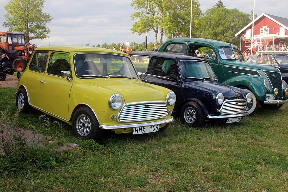 Caltex_98's tweet photo. Mera från #bilträff måndag @Westerqwarn. / More from Monday's #carshow at #Westerqwarn. 1969 #Mercury #Marquis Mild #Lincoln #Customcar 2 vilda #Mini #hundkoja och en 1955 #Ford #CrownVictoria #Skyliner. https://t.co/cTnteLtjs0
