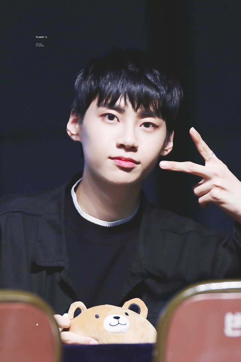Daily_JinHyuk's tweet photo. 171111 울산창원 팬사인회 #이진혁 #아기태양 https://t.co/8MM7kvOefQ