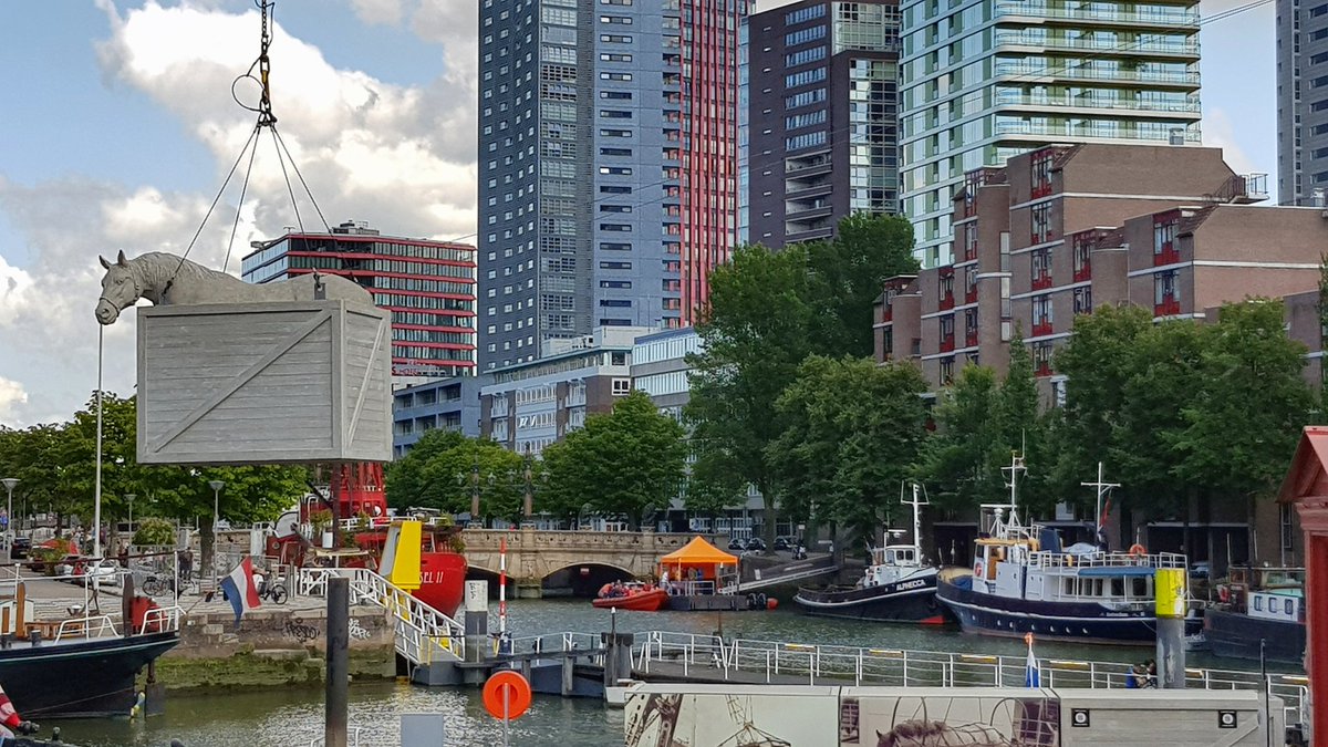 mirjamcollens's tweet photo. Er hangt wat in de lucht. Kruidnoten zijn er al maar het paard...? #Rotterdam #Wijnhaven @Havenloods https://t.co/p4h9qIKwGZ