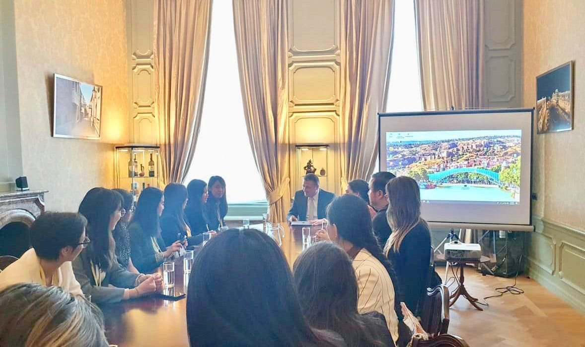 GEOembassyNL's tweet photo. Today, to commemorate 11 years since Russia-Georgia August 2008 war, Amb. of #Georgia, @GeoSharvashidze welcomed students of the Summer Courses of @HagueAcademy at the Embassy of Georgia. https://t.co/wwslPshipH