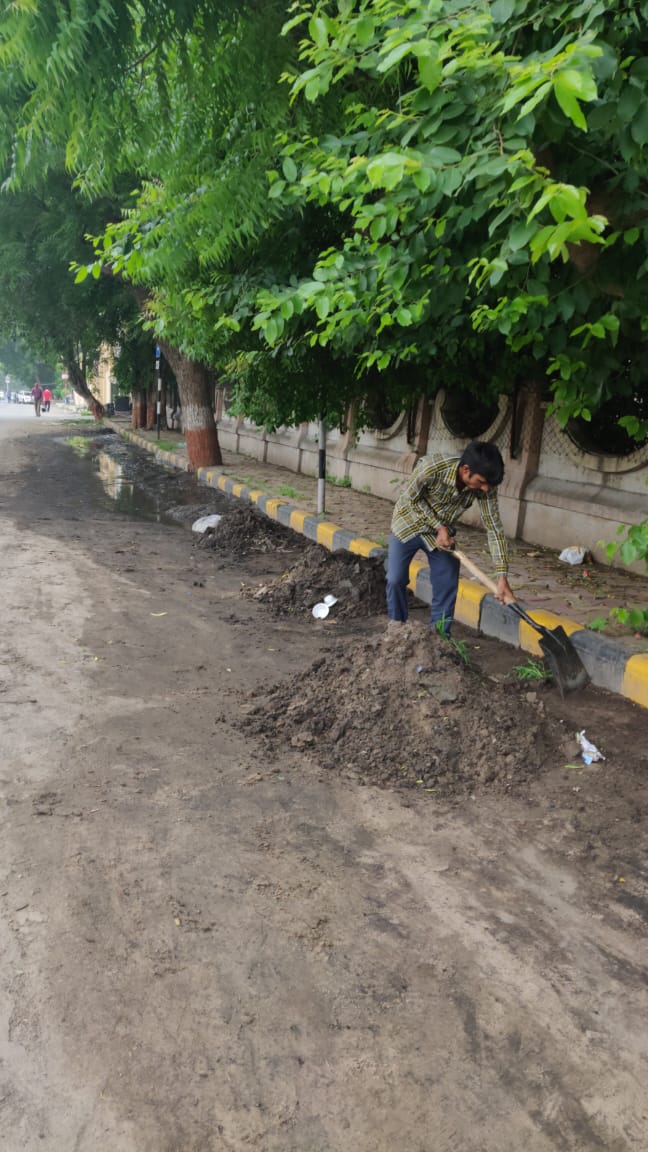 AmcThakkar's tweet photo. Removal of settalled dust ,mud &amp;sand after rain in a saucer-shaped section
@vnehra @AmdavadAMC @DyMC_NWZ @TOIAhmedabad @tv9gujarati @Divya_Bhaskar @arpan84here @MoHUA_India @navgujaratsamay @InfoGujarat @ https://t.co/F3djoG6eBl