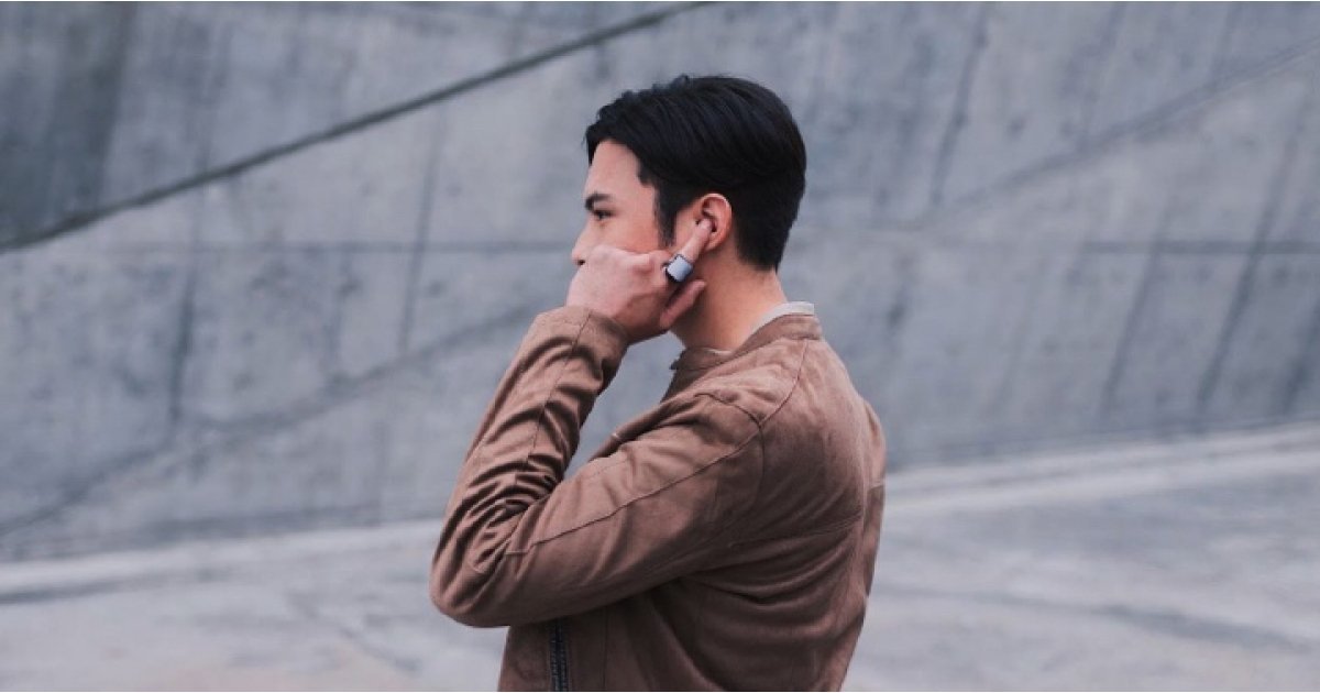 SRam_IoT's tweet image. If you see a stranger who is tapping his finger and oddly moving his hands, don&apos;t be surprised. The person might be wearing an #Orii smart ring. The #SmartRing can control other devices like smartphones, headphones, or smart home kits. Thoughts?