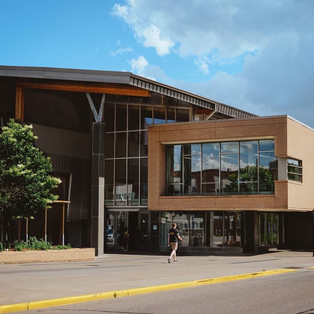 UWStevensPoint's tweet photo. Campus resources and athletics are just a few reasons why student blogger Hannah Danczyk loves UW-Stevens Point. 💜💛 Find out why you should choose #UWSP here 👉 https://t.co/wRJVUQY4Sv! #UWSPblog #WhyUWSP #WhyWednesdays 📸: @munimshah https://t.co/NHAE5ser5C
