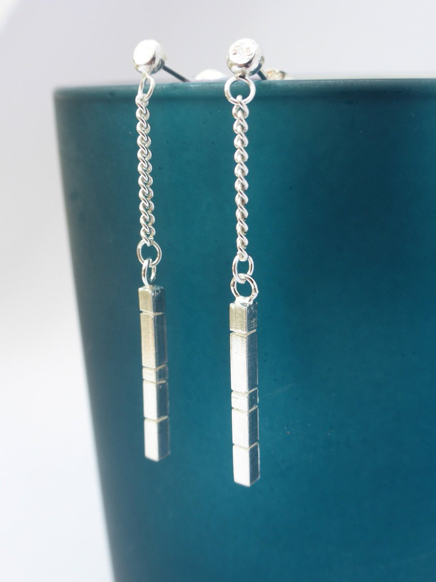 Back in stock these wonderful sterling silver dangly bar earrings, only at littlebluegecko.etsy.com
etsy.me/2yJ2quH #silverdangleearrings #barearrings #handmadeearrings #backinstock