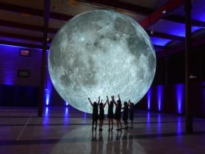 Launch party time on Fri 23 Aug for #MoonFestWakefield with LIVE impro music performance LUNAR-CI from vocalist Jacqui Wicks @ossettobserver &amp; composer Charlie Wells @charliewells80 from 6.30pm  🕺👨‍🚀🌚🚀👽🛸

It's going to be out of this world!
bit.ly/2KIbzJN