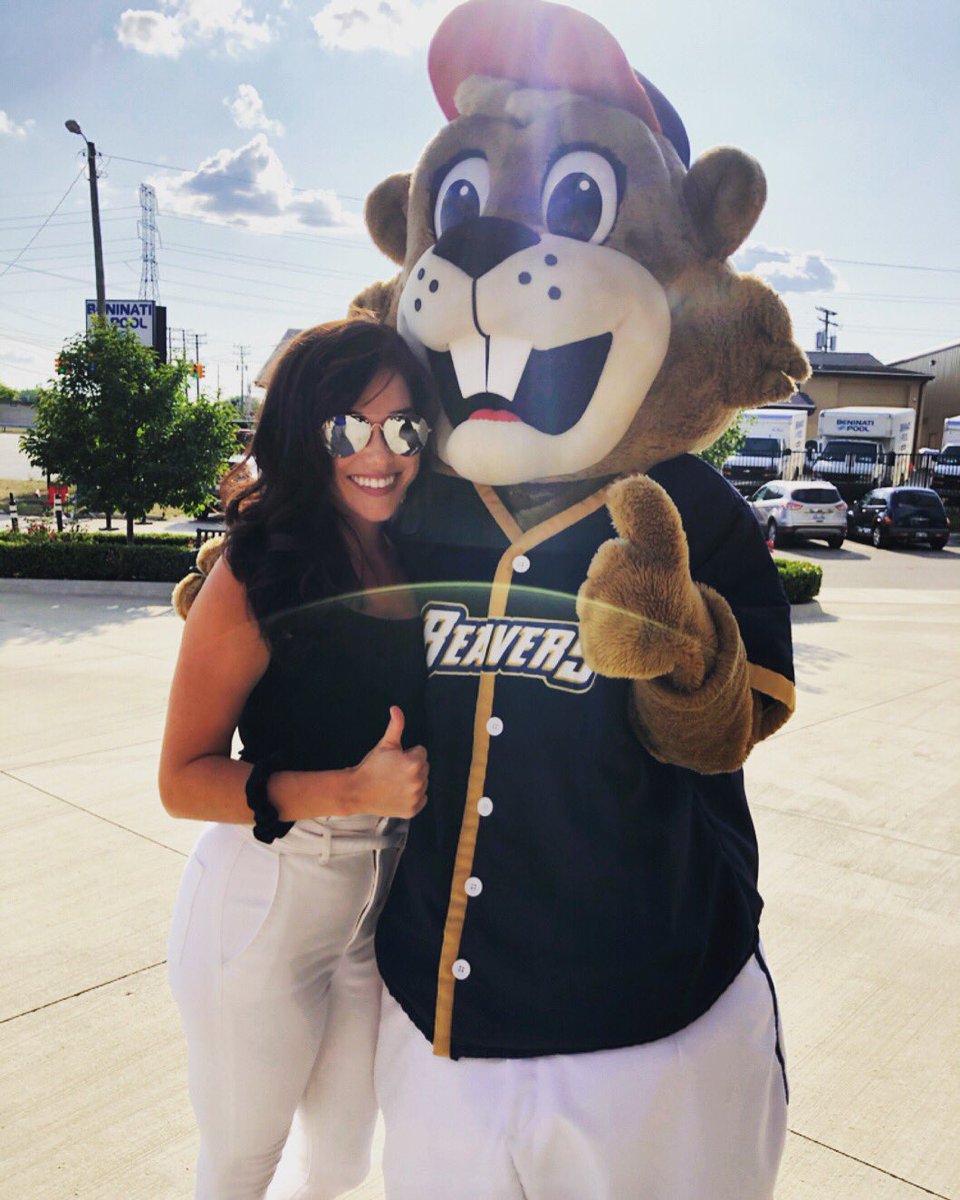 cestes89's tweet image. Thumbs up from Buzz and myself for @uspbl being a grand old time #ingamehost #yoursummerdestination