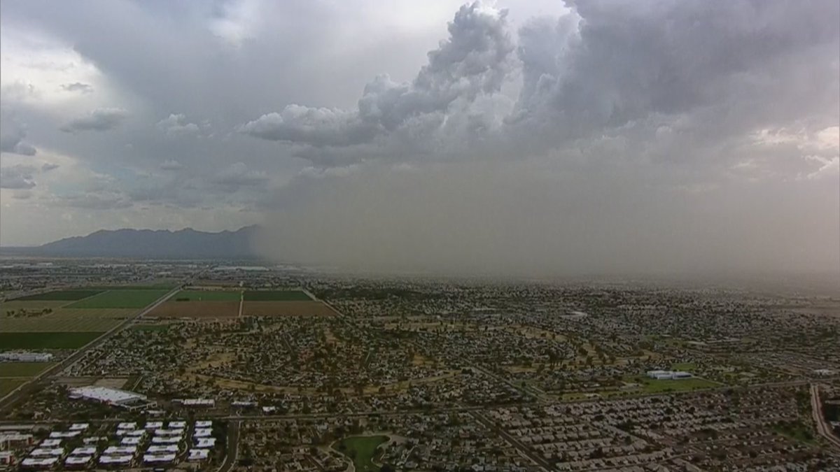 azfamily's tweet image. NOW: Blowing dust is now approaching the Glendale area. Watch live with us: bit.ly/2PPqC53