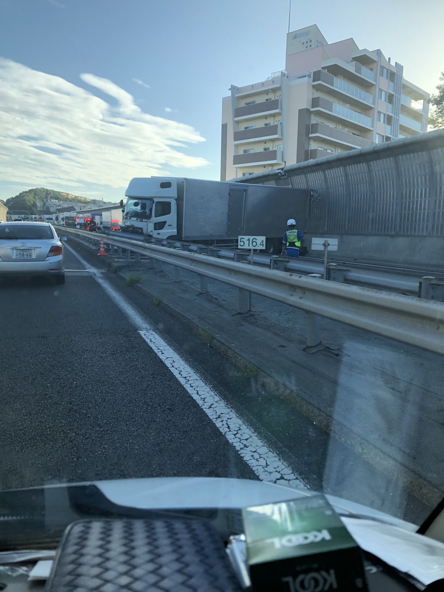 名神でトラックが車線塞ぐ事故が起き大渋滞している現場の画像