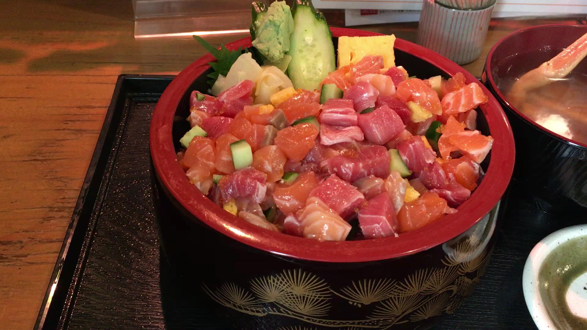 Maahii マーヒー 札幌 場外市場 にある 丼兵衛 の海鮮丼はオススメ 超問クイズ で武田真治さんの隠れ家店として紹介されました 数量限定の 海鮮バラチラシ は なんと500円 ボリューム満点 売り切れ必至 特選 さっぽろ朝市丼 カニ