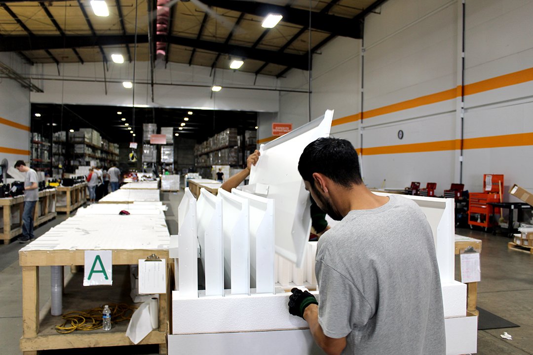 LinmoreLED's tweet photo. What are we doing in #Fresno today?
We're carefully boxing up our Troffer Complete Fixtures (TRF) and getting them ready to ship.
Details: https://t.co/nHhb1Ovxgz
#wearelinmore #LED #lighting #manufacturing #california #logistics #troffer https://t.co/DcG6uhot80