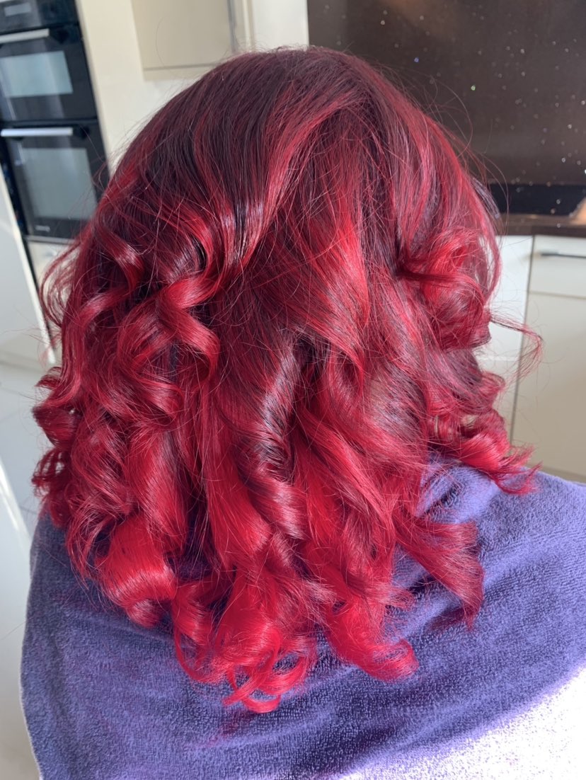 LoobieLou75's tweet photo. I had great fun at work today transforming Kerenza’s hair from a faded grown out colour into shiny pink red tresses! Totally ready for #ReadingFestival 👌🏻
#cut #freshlayers
#wella #balayage #crazycolour #RubyRouge #curl
@WellaPro https://t.co/S9CJZvNx42