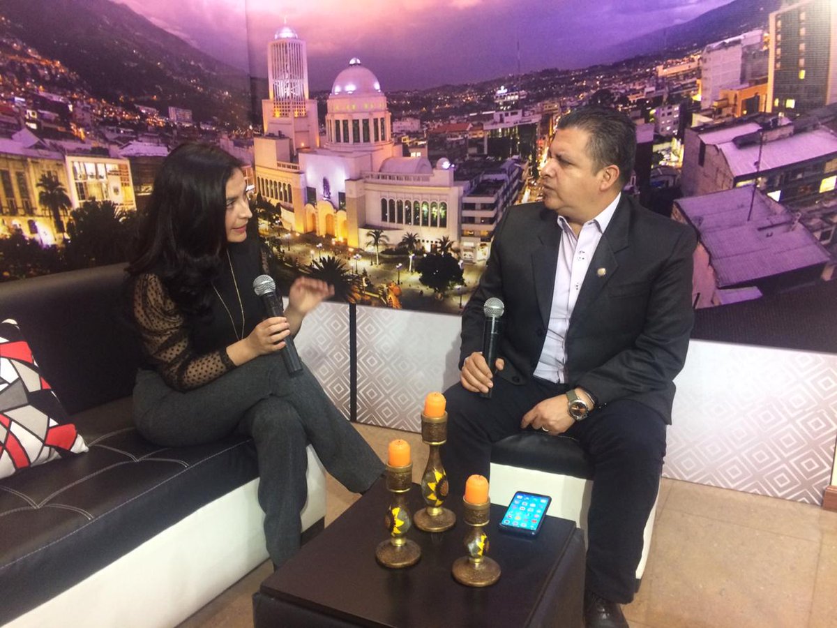AMBTVDigital's tweet photo. Gran entrevista junto a la Psicologa Verónica León sobre la depresión en los jóvenes que los lleva al suicidio.
Conoce cómo identificar si tu hijo/a está pasando por esto aquí:
.
.
.
https://t.co/OdxiVZLMfY Programa Completo
#AMB #AFondo #Ambato #suicidios #depresión #jóvenes https://t.co/4p83RcNteZ