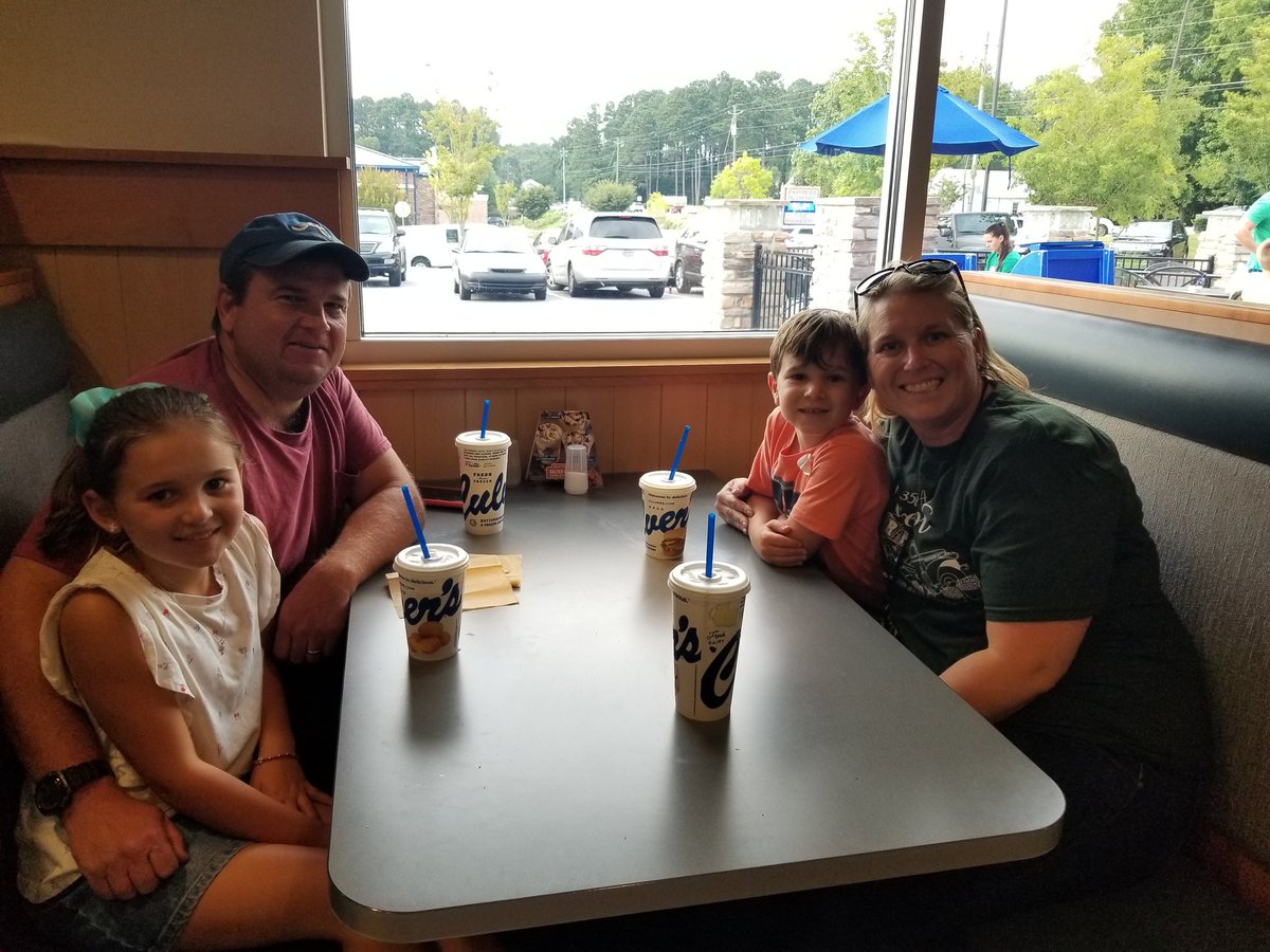 AveryElementary's tweet photo. Avery Spirit Night at Culver's! #averyrocks #CCSDfam https://t.co/SVMu8igoIu