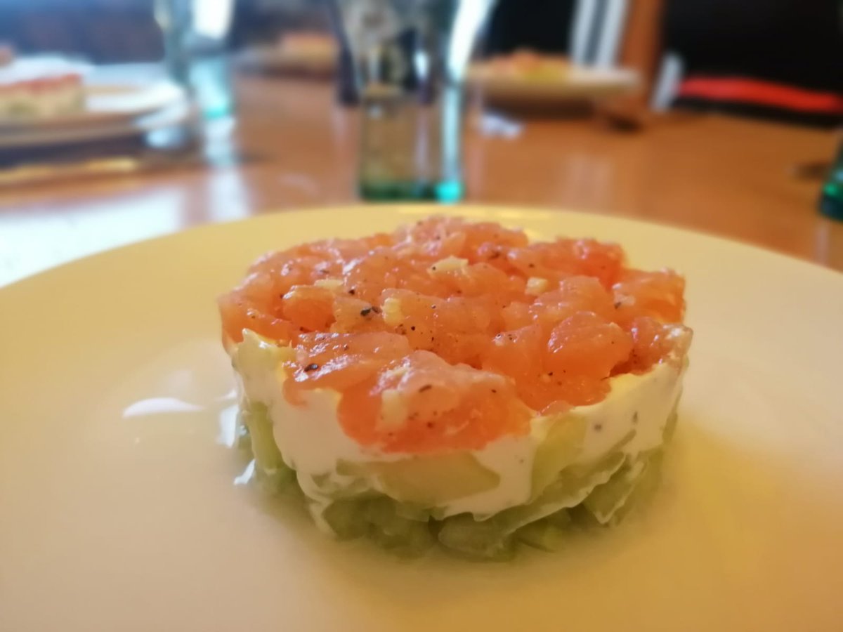 The_Smoking_GNU's tweet image. Tatar von der Forelle, Onsen-Ei, Lammkarree mit Fenchel und Masala #CookingWithFriends