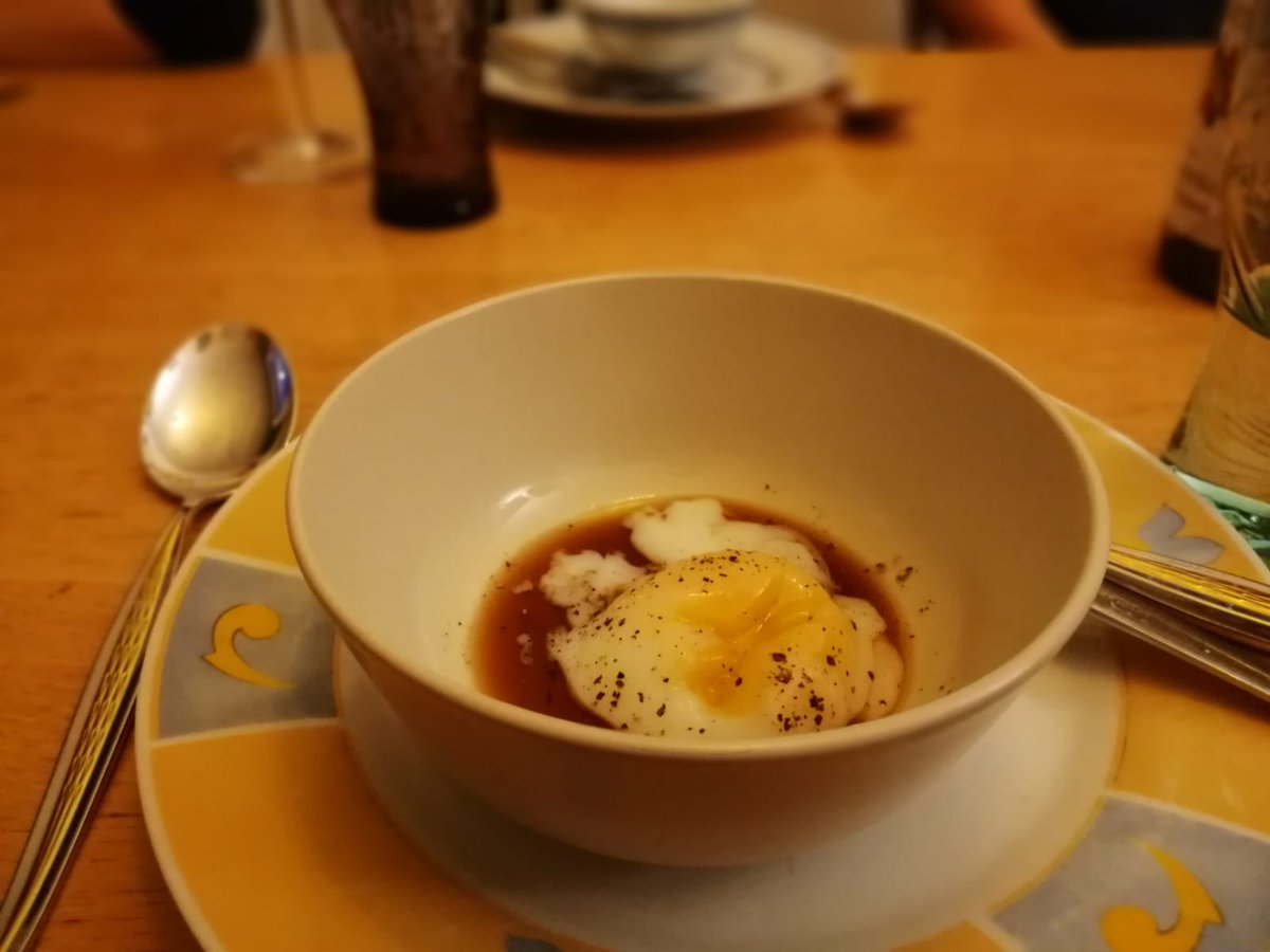 The_Smoking_GNU's tweet image. Tatar von der Forelle, Onsen-Ei, Lammkarree mit Fenchel und Masala #CookingWithFriends