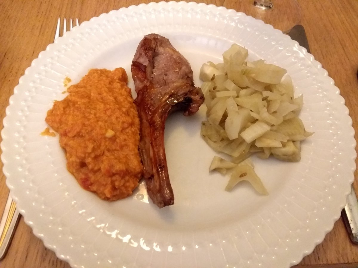 The_Smoking_GNU's tweet image. Tatar von der Forelle, Onsen-Ei, Lammkarree mit Fenchel und Masala #CookingWithFriends