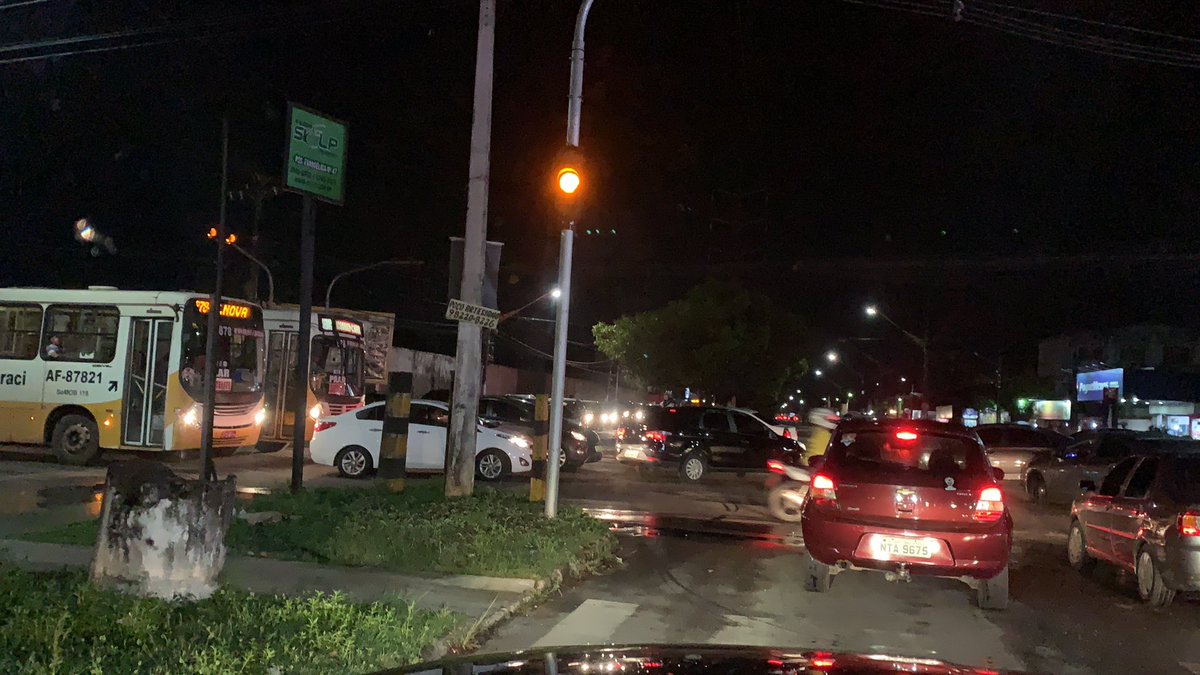 helibertosanto's tweet photo. Uma vergonha @belemtransito !!!! Desde segunda-feira o sinal quebrado da 3 corações com a Mário Covas e chega agora nenhum guarda para ajudar. https://t.co/KcAFrXUiWo