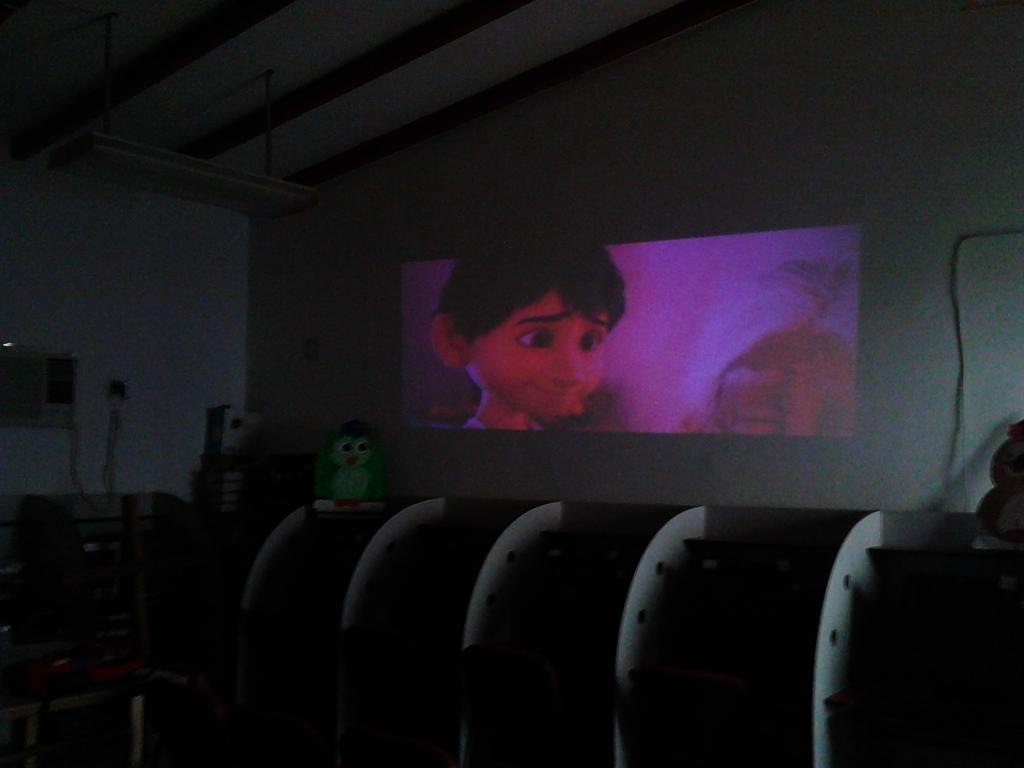 Mariangela309's tweet photo. Escuelas abiertas CINE CBIT LA FUNDACIÓN TACARIGUA PRESENTA COCO DIRIGIDA A LOS NIÑOS DE LA COMUNIDAD CON AUDIENCIA DE 26 NIÑOS DIRIGIDA POR LA TUTORA MARIANGELA FERRO @vane_prieto @Fundabit @FundabitPrensa @barloventocbit1 https://t.co/0Xz8ffCmmO