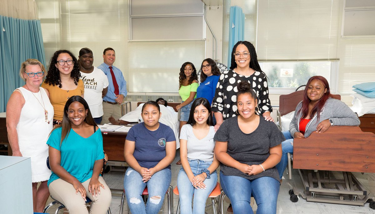 scontrerasPhD's tweet photo. First day of school for two of our Signature Academies: @AcademyatSmith1 and @the_kearnsacade. So grateful to @gsochamber, @BHPchamber &amp; @GuilfordBOE for making these opportunities available to @GCSchoolsNC students! https://t.co/PXp3ZmSSHd
