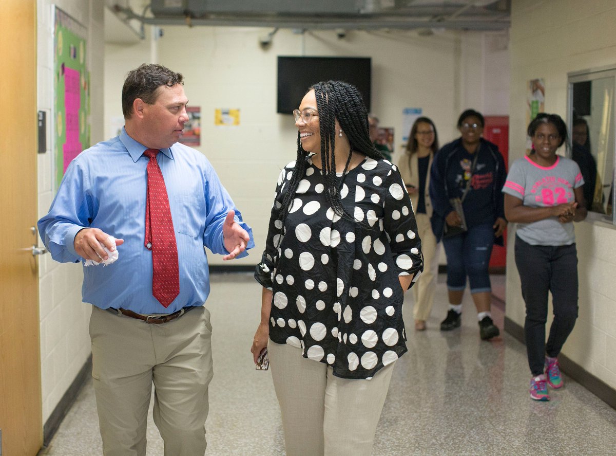 scontrerasPhD's tweet photo. First day of school for two of our Signature Academies: @AcademyatSmith1 and @the_kearnsacade. So grateful to @gsochamber, @BHPchamber &amp; @GuilfordBOE for making these opportunities available to @GCSchoolsNC students! https://t.co/PXp3ZmSSHd