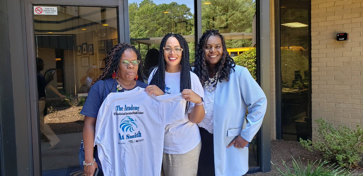 scontrerasPhD's tweet photo. First day of school for two of our Signature Academies: @AcademyatSmith1 and @the_kearnsacade. So grateful to @gsochamber, @BHPchamber &amp; @GuilfordBOE for making these opportunities available to @GCSchoolsNC students! https://t.co/PXp3ZmSSHd
