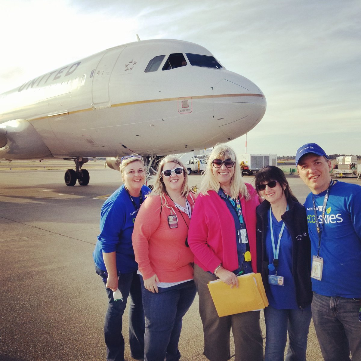 ToadsWife's tweet photo. @kategebo @united @weareunited So many @united idols so little time! I sure enjoyed last year's plane pull in SEA! @david_a_overall @spiper0617 @kihei69 @bubbsmama #teamSEArocks #teamPDXrules #beingunited #whyIloveao https://t.co/kY3IMP9mOv