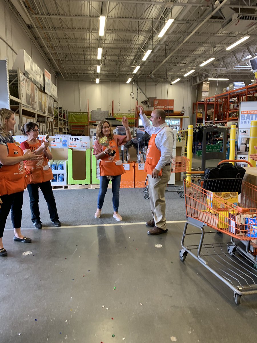 BrucculeriCathy's tweet image. Diane &amp;amp; the Front end got the trophy back... woooo hoooo, awesome job team way to go! 🏆🏆