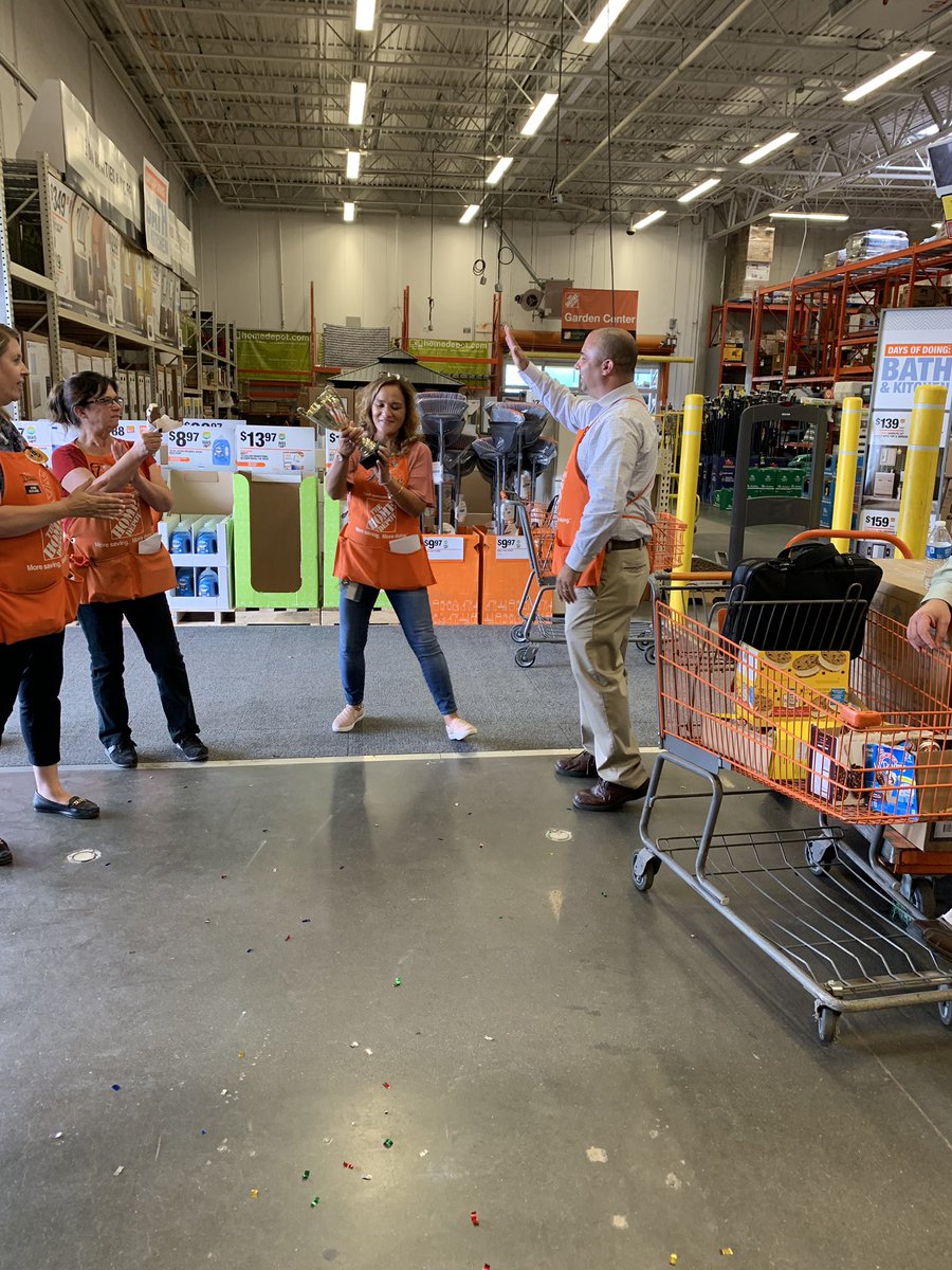 BrucculeriCathy's tweet image. Diane &amp;amp; the Front end got the trophy back... woooo hoooo, awesome job team way to go! 🏆🏆