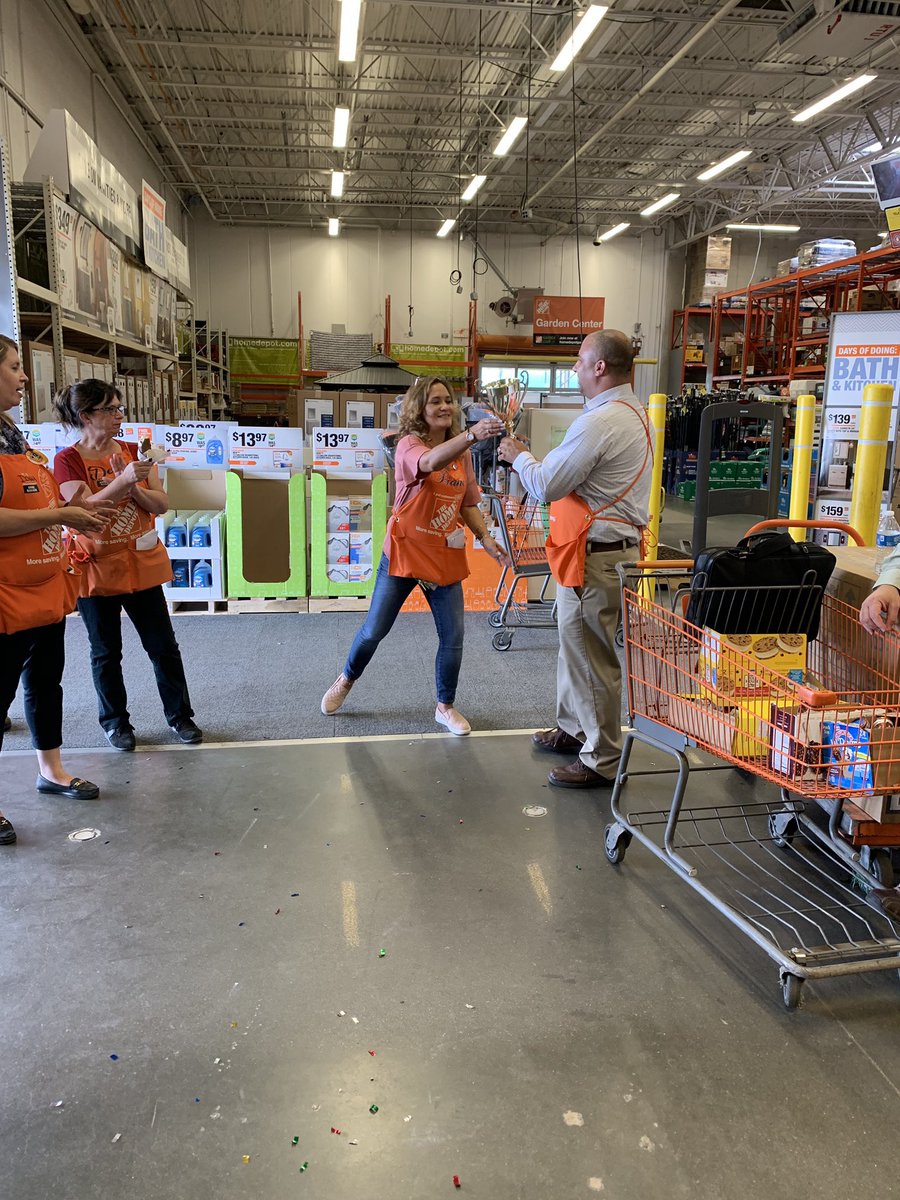 BrucculeriCathy's tweet image. Diane &amp;amp; the Front end got the trophy back... woooo hoooo, awesome job team way to go! 🏆🏆