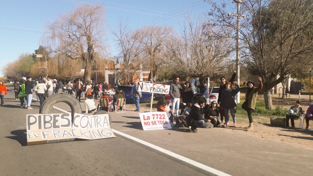 liwen_awkache_'s tweet photo. Los pibes de #Alvear marcando el camino. No queremos que nos contaminen ni que nos roben el futuro! #FueraFracking https://t.co/0zNffhTE5w