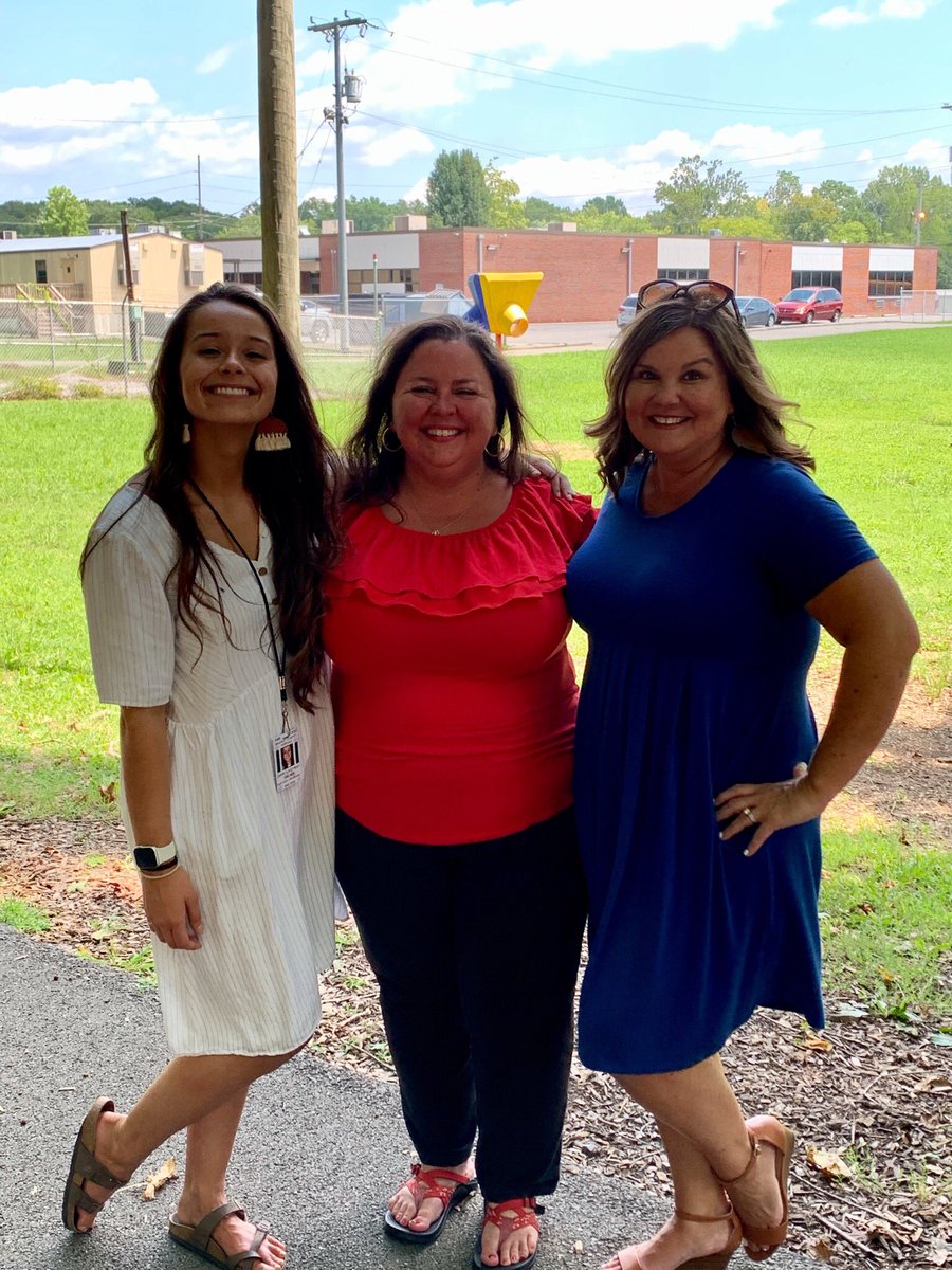 misscalfee's tweet photo. Having a great start to the school year! 2nd Grade Team- Jessica Hayman, Amy Calfee, Nikki Weathers 🍎🇺🇸@oakgrovefalcons https://t.co/4AxXoZxw9r