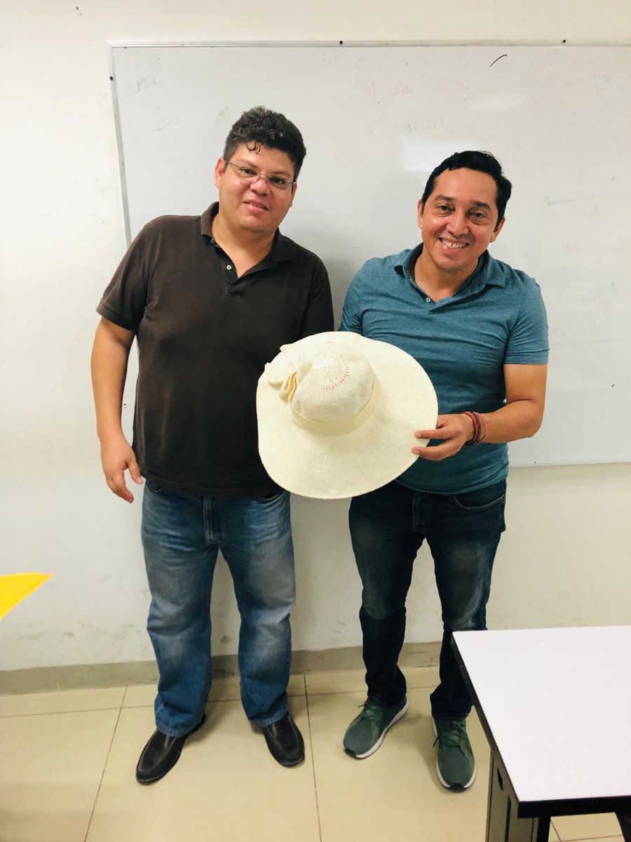 Cesaarpoot's tweet photo. El sombrero para exportar profe @EAreyzaga excelente clase de comercio internacional  @UNID_Cun @RedUNID https://t.co/RzKLoolNJa