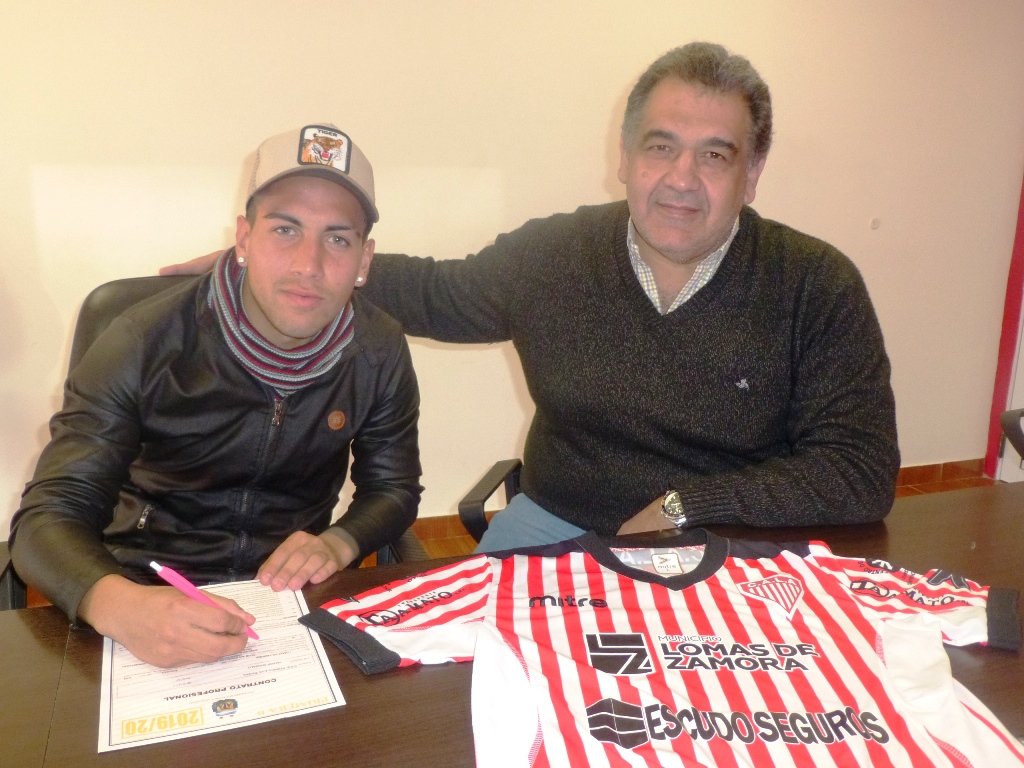 clublosandes's tweet photo. #Refuerzos2019 El volante ofensivo Gonzalo Salega, surgido en las Divisiones Inferiores de @SanLorenzo, firmó hace instantes su contrato acompañado por el secretario Pedro Dragone. Bienvenido a Lomas. #MercadoDePases https://t.co/i5qSIjFpAU