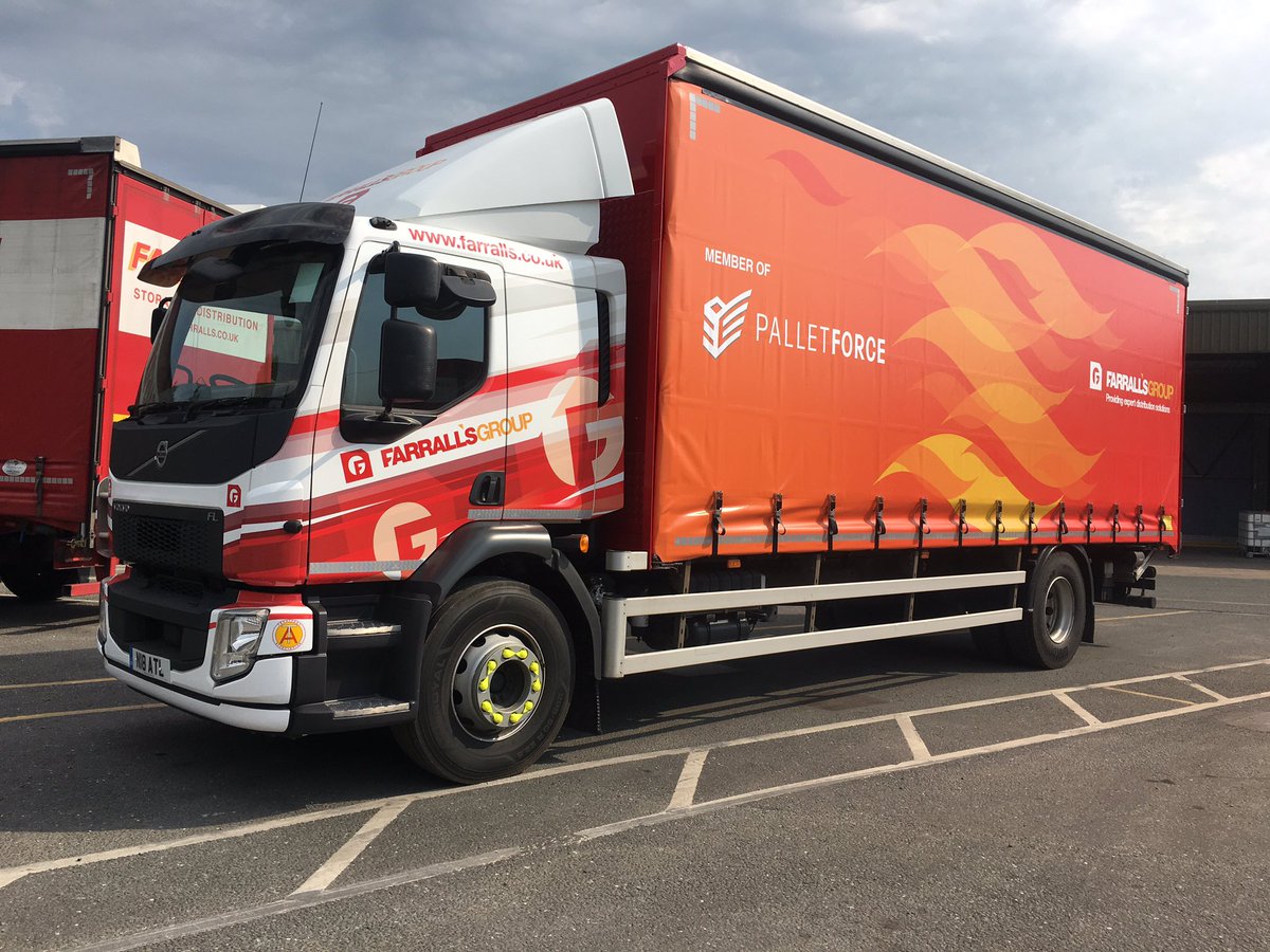 Farralls_Tspt's tweet photo. The latest edition to fleet, serving on the pallet network operation. 🚛🚚

#FarrallsGtoup #Palletforce #SuperMember #SuperNetwork #Fleet #Volvo #DualBrand #ExpertSolutions #PalletNetwork https://t.co/rNcTMymKft