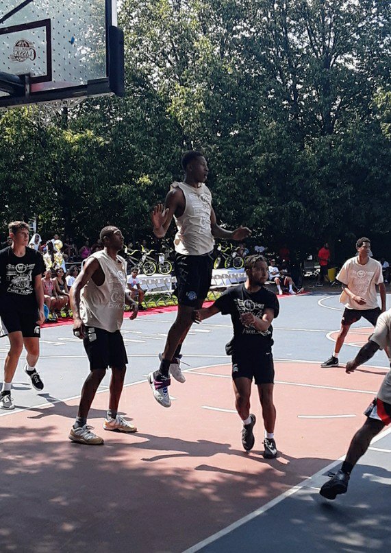 JoeAlmeida07's tweet photo. 😮 battle of BIGS last Sat. @ Lynn MA "Shoe⛹🏽♂️City" Classic! Brockton(beige) vs Boston Spartans...says here that 6'10" 2022(🤦♂️) Donovan Clingan(left in both pix) HELD HIS OWN vs our 3 bigs!..What a future! I'm jus a super FAN. No ranknings\scouting, ect. What do I KNOW?🤷🏽♂️ #anewFAN https://t.co/bqLeKwFHgI