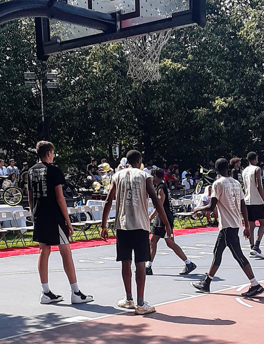 JoeAlmeida07's tweet photo. 😮 battle of BIGS last Sat. @ Lynn MA "Shoe⛹🏽♂️City" Classic! Brockton(beige) vs Boston Spartans...says here that 6'10" 2022(🤦♂️) Donovan Clingan(left in both pix) HELD HIS OWN vs our 3 bigs!..What a future! I'm jus a super FAN. No ranknings\scouting, ect. What do I KNOW?🤷🏽♂️ #anewFAN https://t.co/bqLeKwFHgI
