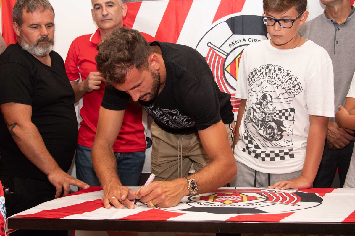 GironaFC's tweet photo. Cristhian Stuani ha rebut avui el premi al "Millor Futbolista de la temporada 2018-2019" que atorga la Penya Gironina.🏆👏👏

✔️ El jugador ha estat acompanyat del president Delfí Geli i de nombrosos aficionats. 🔴⚪

#GironaFC #TotsJuguem #OrgullGironí https://t.co/8anI4aQ50g