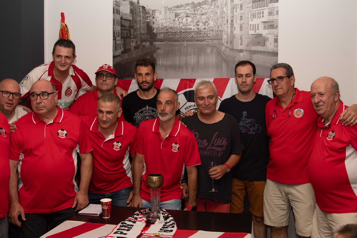 GironaFC's tweet photo. Cristhian Stuani ha rebut avui el premi al "Millor Futbolista de la temporada 2018-2019" que atorga la Penya Gironina.🏆👏👏

✔️ El jugador ha estat acompanyat del president Delfí Geli i de nombrosos aficionats. 🔴⚪

#GironaFC #TotsJuguem #OrgullGironí https://t.co/8anI4aQ50g