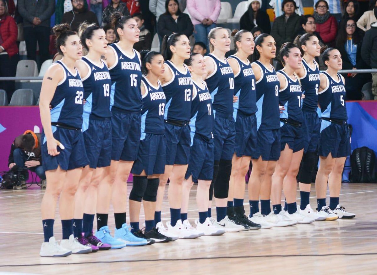 BasquetARG's tweet photo. #Panamericanos Partido suspendido! La Selección Argentina pierde los puntos frente a Colombia y queda eliminada de la lucha por medallas por no tener la camiseta correspondiente. Ambos equipos estaban vestidos de azul, a Argentina le correspondía camiseta blanca.
FUERZA GIGANTES! https://t.co/KhsBFiwkLa
